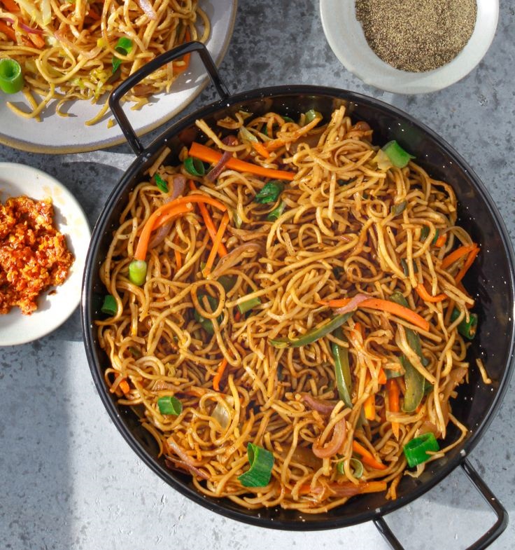 VEGETABLE HAKKA NOODLES